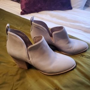 Jeffrey Campbell Rosalee White Booties Size 9
